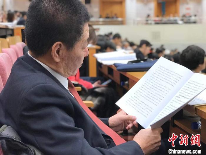 1月15日，在北京市十五届人大三次会议上，寇昉作北京市高级人民法院工作报告。　陈杭 摄