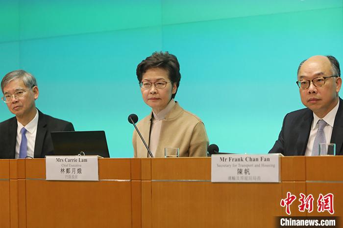1月14日，香港特区行政长官林郑月娥（中）联同劳工及福利局局长罗致光（左）和运输及房屋局局长陈帆（右）召开记者会，宣布推出十项民生政策新措施，着力基层，为民解困。 /p中新社记者 谢光磊 摄