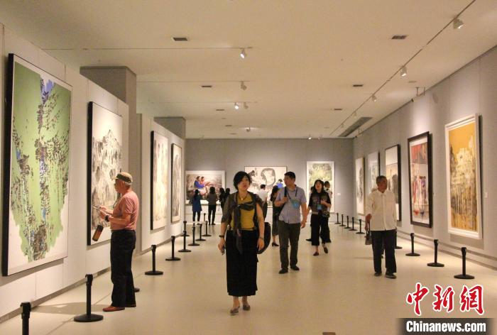 资料图：民众走进山东省美术馆，参观第十三届全国美展中国画作品展。　赵晓 摄